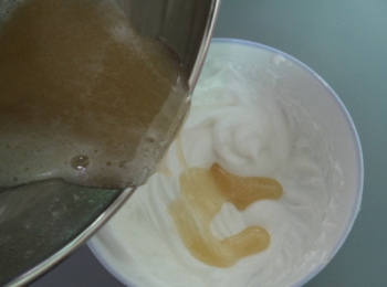 step8: 將煮好的溶液加入到蛋白霜裡。