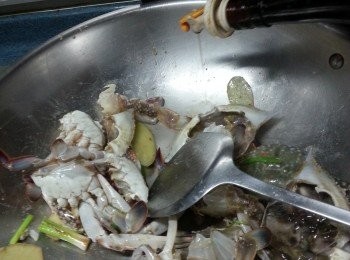 step4: 落蟹炒香,讚酒