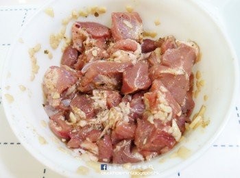 step2: 羊肉切成小塊，加入調味料醃3-6小時，醃過夜更好，時間不夠也最好有1小時。