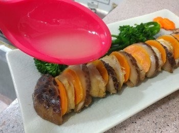 step12: 最後在雞件上淋上史雲生金華火腿上湯芡便完成