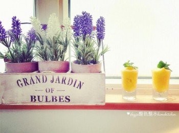 step8: 芒果菠蘿沙冰倒進杯中加裝飾即可。(喜歡更冰的口感，可以再冷藏後享用。)