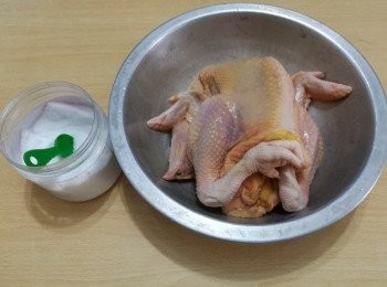 step1: 把雞洗淨，然後，邊塗鹽邊替雞做按摩，把雞放進冰箱，醃兩小時或醃過夜。