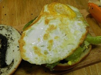 step3: 鋪上煎好的蛋包