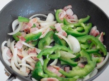 step3: 然後加入洋蔥和青椒，下少許鹽和黑胡椒粉調味，煮數分鐘至軟身