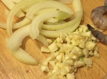 step2: 洋蔥切絲，意粉煮至8成熟，然後過冷河備用。