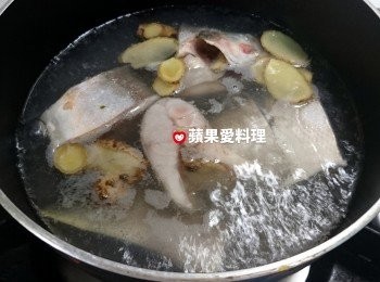 step4: 水滾後，放入魚塊、薑片和2大匙米酒，轉中火。