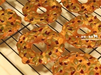 step11: 出爐後立刻鏟至鐵網上放涼，一放涼就可密封保存，避免餅乾回潮變軟。