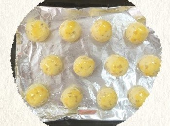 step4: 將麵團揉成等分大小，塗上蛋黃液後放入 150度烤箱，烤約20-30分鐘。