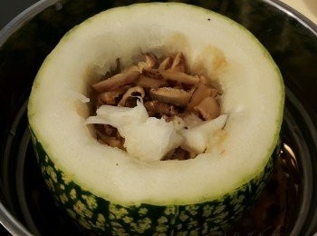 step3: 把魚翅瓜放入蒸鍋，所有<span class="group_1">食材</span>放入盅內並加入浸過的瑤柱水2-3湯匙

put the spaghetti squash into a steamer, all the ingredients in with 2-3 tbs of scallop soaking water