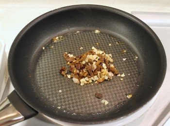 step7: 放入牛肝菌炒香。