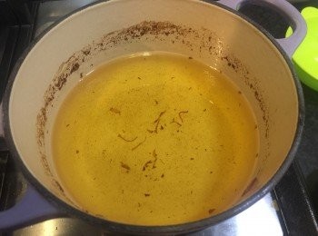 step7: 將炸好既紅蔥頭隔走，留下的就是香噴噴的蔥油!!!!