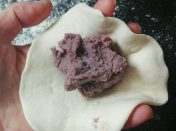 step3: 把麵團分成八個小劑子，麵團擀成中間厚四周薄的面皮，並包上餡料。