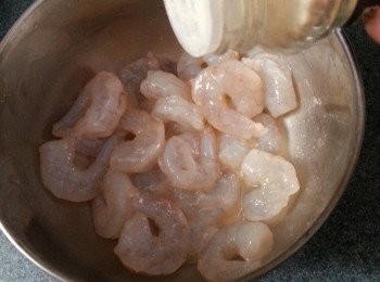 step4: 加少許胡椒粉拌勻醃15分鐘