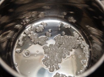 step3: 將冰糖下鍋炒成焦糖色後加入少許的水煮成焦糖水。