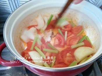 step3: 煲內加入少許油燒熱 , 加入蕃茄爆炒至出茄油 , 再加入洋蔥 , 芹菜莖拌勻