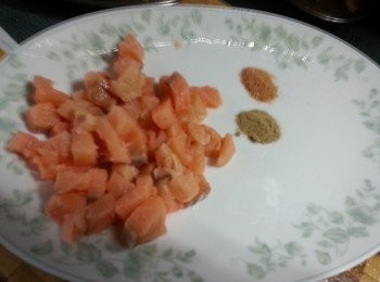 step2: 用椒鹽及胡椒粉醃15分鐘