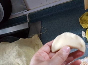 step15: 再對摺按實邊口位成半月形(不要令皮爆開)