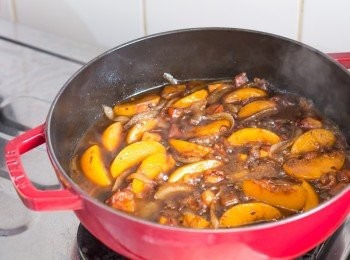 step7: 下意大利黑醋及楓糖漿，輕手攪勻，煮至水份蒸發一半左右（約需 3 – 4 分鐘）