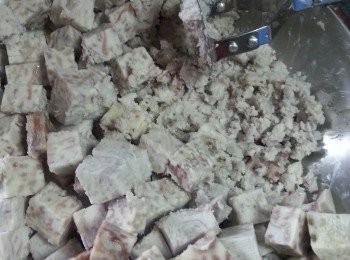 step1: 芋頭切粒蒸30分鐘,熟後壓蓉, 下鑊慢火加糖及牛油蓉後落芋頭蓉炒至較乾身即可, 放涼備用(雪過夜更易操作)餡搓30g1粒