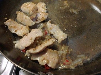 step3: 再加入松坂豬肉片炒熟，再用白酒嗆鍋