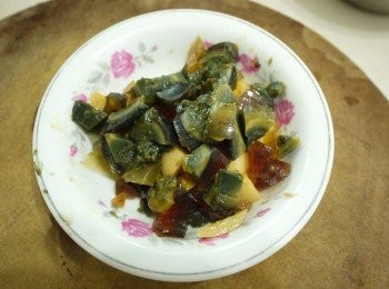 step2: 皮蛋去殼切成小丁狀備用