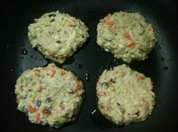 step6: 雙手沾一點油，挖取步驟4的<span class="group_1">食材</span>，左右摔打（目的是為了將<span class="group_1">食材</span>中的空氣擠出來），整成扁圓形後，放在平底鍋上。