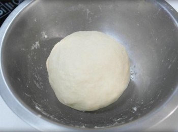 step5: 在盆中摔打揉捏麵團約10分鐘~~ 揉到變的滑順後揉成圓形!!!