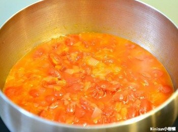 step8: 適量的加入番茄醬、義式香料、黑胡椒悶煮