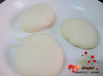 step6: 鍋中放入上許美麗媞妮特級初榨橄欖油,鋪上披薩包,用均勻的小火,蓋上鍋蓋