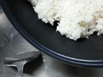 step9: 燒熱鑊落2湯匙油,待油熱後轉慢火落白飯兜炒,(油熱轉慢火飯才不會痴鑊)