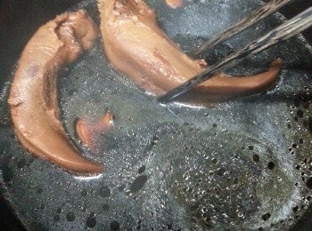 step6: 再將豬脷反轉另一邊煮多30分鐘,熄火不要開蓋,焗約30分鐘