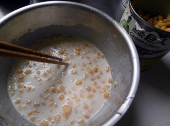 step2: 玉米粒中加入白糖、水、和麵粉，
