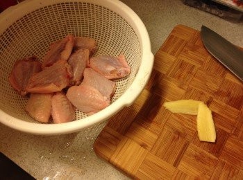 step1: <a href="https://bit.ly/3zHU5V3" target="_blank" data-keyword="雞翼" class="guide-link"><strong>雞翼</strong></a> <span style="display:inline-block;vertical-align:middle;margin-top:-3px;color:initial;border-radius:3px;padding:2px 3px;font-size:12px;line-height:14px;background:#87d300;color:#fff;">即買</span> 解凍洗淨