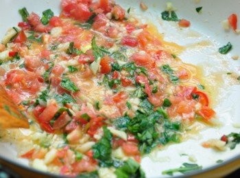 step3: 放入少許油及奶油塊加熱後，將蒜末及辣椒末拌炒爆香，在放入9層塔與蕃茄丁稍微滾煮