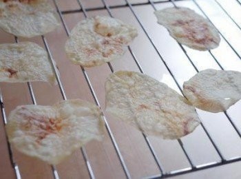 step3: 放入微波爐，用最大火力加熱三分鐘，然後將薯片反轉另一面，再加熱兩至三分鐘，至金黃色便可。放在涼架上待涼，灑上鹽便可享用