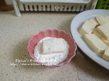 step10: 將豆腐從雪櫃取出後每件沾上麵粉