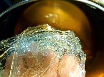 step4: 冬瓜茶煮至微溫後關火，放入泡軟的吉利丁片，攪拌到融化不見就可以了