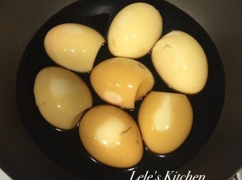 step2: 等待時間將醬汁(醬油、水、味霖、黑糖)全部混合、煮開，放至微溫。
開關跳起後，悶2分鐘 趕快拿出來泡冷水，
剝殼後泡入醬汁20分鐘(重口味的朋友可以泡30分鐘^^)
