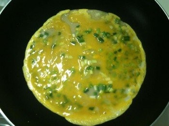 step6: 待麵糊整面都已凝固時，就可舖上步驟5的蛋液（餅皮不用翻面）。