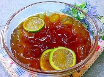 step4: 加上檸檬汁~黑糖水~就是透心涼的愛玉檸檬囉~自己動手做~衛生看得見~吃得很放心喔～