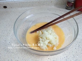 step6: 將雞蛋打入大碗內拌勻 , 逐一加入薯蓉拌勻至幼滑