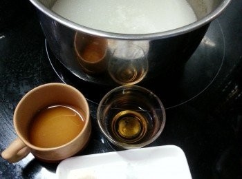 step9: 再取煲豬手400ml湯水加入雞粉半茶匙及魚露1茶匙,鹽1/4茶匙,紹興酒1茶匙再煮滾,