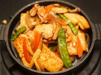 step6: 等醬汁稍微收乾後再將鍋內的材料倒入燒熱的鐵板中就完成了。