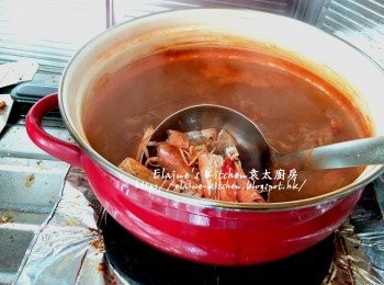 step9: 蝦殼湯底煲了30分鐘後將蝦殼及薑絲盛起去掉