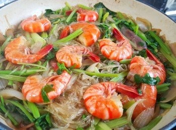 step5: 煮至粉絲吸收所有雞湯即可。