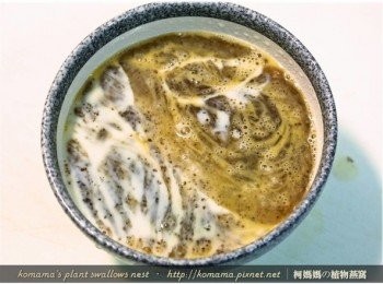 step4: 將100ml的豆漿與酌量鹽巴，也放入至已過篩的蛋液中。