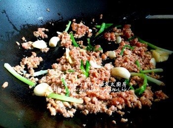 step10: 燒紅鑊 , 爆香蒜頭及蔥段 , 加入豬肉碎炒至轉色