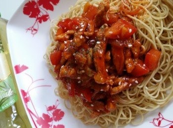 step3: 下蒜泥，下红葱片炒香，再下1/4飯碗滾水。
轉大火煮至收汁，下蕃茄粒，下鹽兜匀熄火，備用。