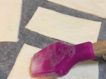 step5: 準備好焗盆鋪上酥皮條，每條都掃上蛋白液