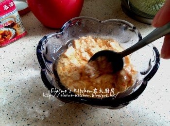 step14: 腐乳醬做法將腐竹放入碟內 , 加入1茶匙糖 , 浸腐乳的汁拌及熟油拌勻至滑身